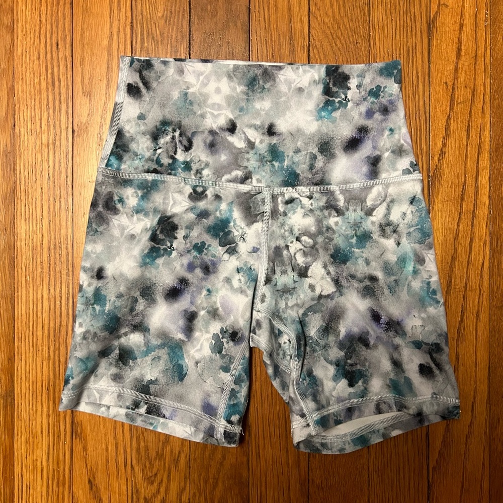 Lululemon 6 in shorts